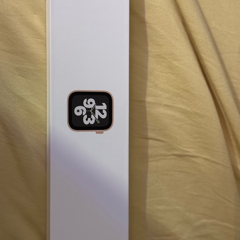 Apple Watch SE - Gold Aluminum Case box only
